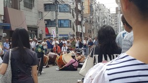 For the two Sundays I’d been in my housing, I had heard drumming and voices in the streets during the afternoon. Last Sunday, I was walking around looking for a supermarket, and caught some of this taiko performance in the road!