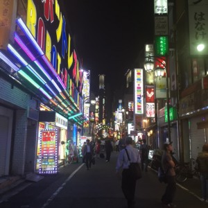 A street in Shinjuku at night. - Mayssa Gregoire 
