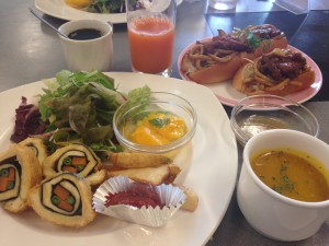 Kansai Seminar House: The chef prepared a vegetarian breakfast for me, consisting of vegetable sushi, mango pudding, pumpkin soup, and a spicy tofu-noodle sandwich. This was probably the best meal I have had in Japan thus far! ~ Shweta Modi 